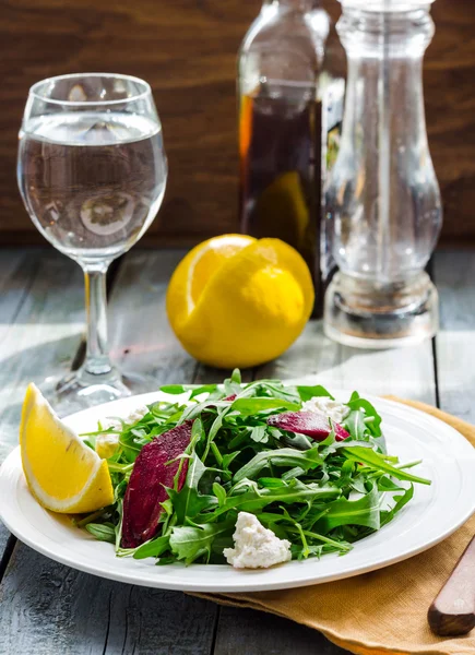 Čerstvý zelený salát s řepou, kozí sýr a olivový olej — Stock fotografie