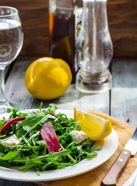 Čerstvý zelený salát s řepou, kozí sýr a olivový olej — Stock fotografie