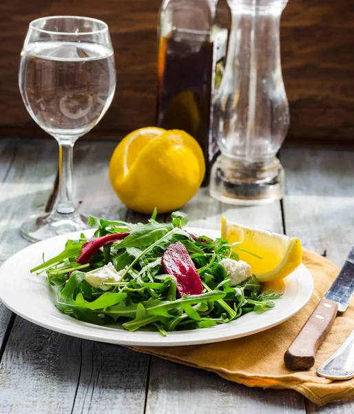 Insalata verde fresca con barbabietole, formaggio di capra e olio d'oliva — Foto Stock