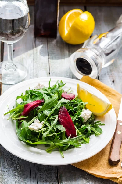 Fresh green salad with beets, goat cheese and olive oil — Stock Photo, Image