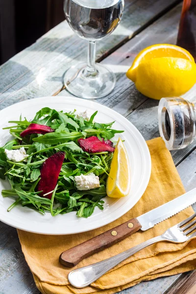 Green salad with arugula beet and goat cheese, lemon, organic fo — Stock Photo, Image