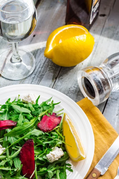 Green salad with arugula beet and goat cheese, lemon, organic fo — Stock Photo, Image