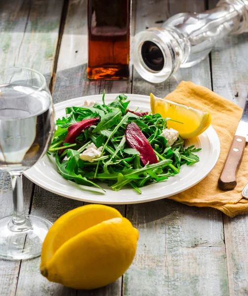 Zelený salát s rukolou řepy a kozí sýr, citronem, organické fo — Stock fotografie