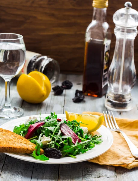 Insalata verde con rucola, barbabietole, formaggio di capra e prugne secche — Foto Stock