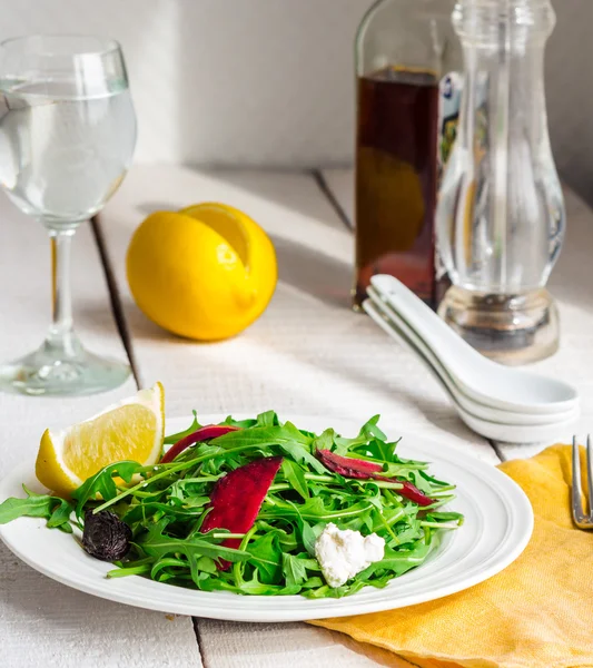 Light green salad with arugula, beets, goat cheese and prunes — Stock Photo, Image