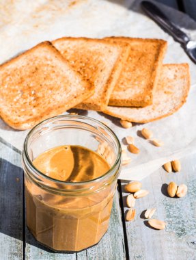 Fıstık ezmesi kahvaltıda ekmek ile kırmızı gevrek ekmek