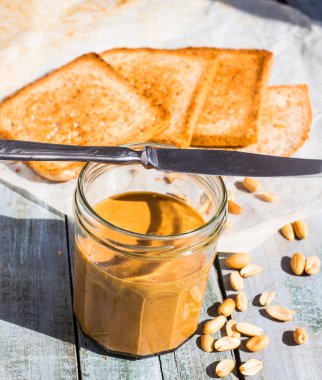 Fıstık ezmesi kahvaltıda ekmek ile kırmızı gevrek ekmek