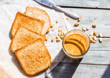 Fıstık ezmesi kahvaltıda ekmek ile kırmızı gevrek ekmek