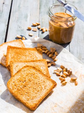 Fıstık ezmesi kahvaltıda ekmek ile kırmızı gevrek ekmek