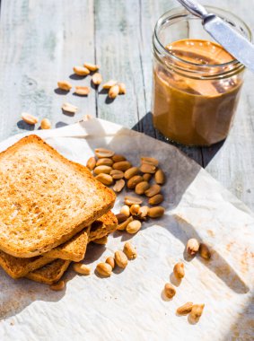 Fıstık ezmesi kahvaltıda ekmek ile kırmızı gevrek ekmek