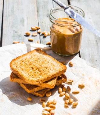 Fıstık ezmesi kahvaltıda ekmek ile kırmızı gevrek ekmek