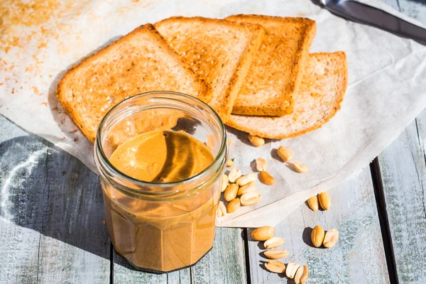 Fıstık ezmesi kahvaltıda ekmek ile kırmızı gevrek ekmek