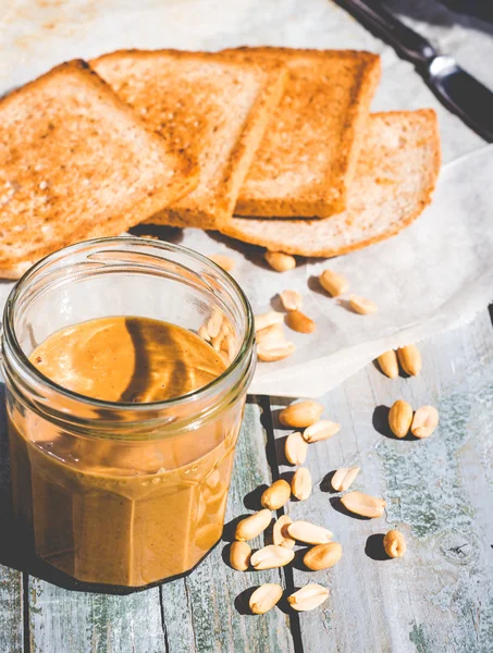 Tostadas crujientes con mantequilla de maní para el desayuno, pan — Foto de Stock