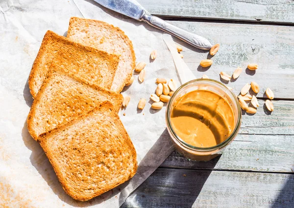 Fıstık ezmesi kahvaltıda ekmek ile kırmızı gevrek ekmek