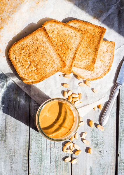 Torrada crocante com manteiga de amendoim no café da manhã, vista superior — Fotografia de Stock