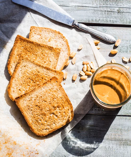 Fıstık ezmesi kahvaltıda ekmek ile kırmızı gevrek ekmek