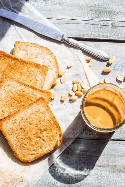 Kırmızı gevrek ekmek fıstık ezmesi kahvaltıda, üstten görünüm