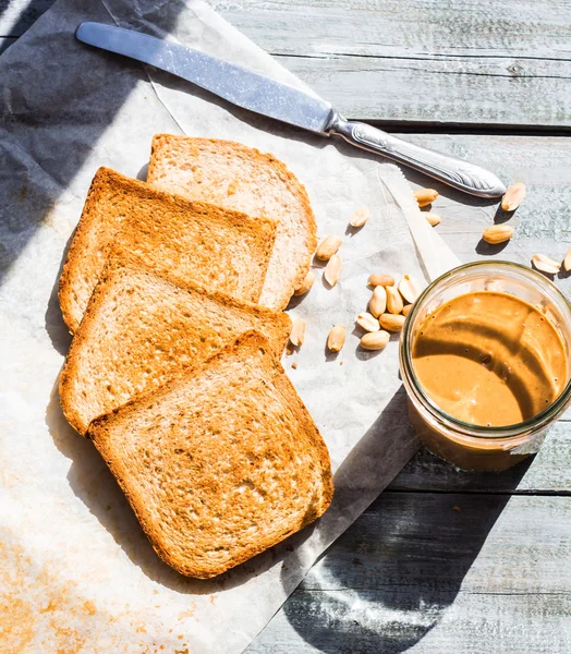 Torrada crocante com manteiga de amendoim no café da manhã, pão — Fotografia de Stock