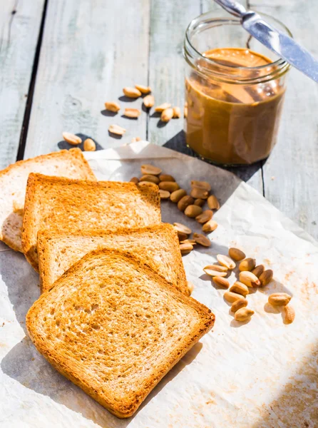 Fıstık ezmesi kahvaltıda ekmek ile kırmızı gevrek ekmek