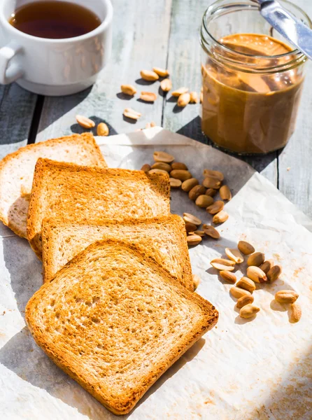 Pain grillé croustillant avec beurre d'arachide pour le petit déjeuner, gros plan — Photo