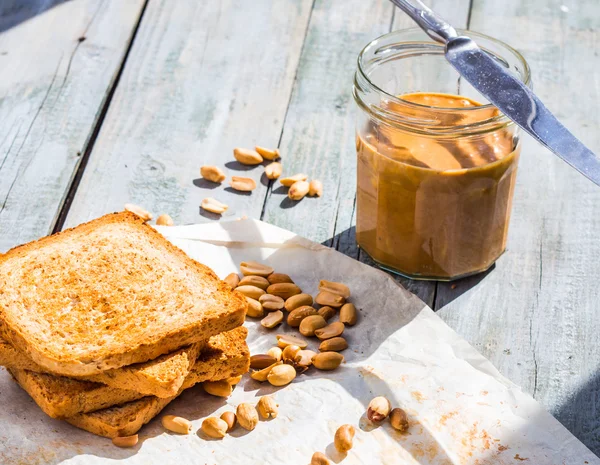 Fıstık ezmesi kahvaltıda ekmek ile kırmızı gevrek ekmek