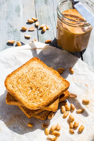 Pain grillé croustillant au beurre d'arachide pour le petit déjeuner, pain — Photo