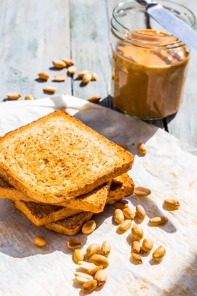 Torrada crocante com manteiga de amendoim no café da manhã, pão — Fotografia de Stock
