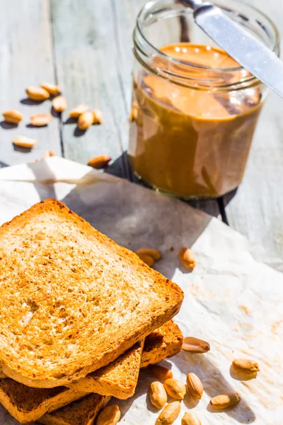 Fıstık ezmesi kahvaltıda, closeup ile kırmızı gevrek ekmek