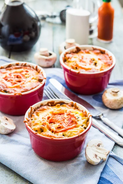 Julienne de champignons à la tomate et au fromage en pots rouges — Photo