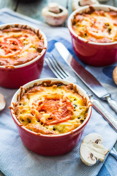 Julienne de champignons à la tomate et au fromage en pots rouges — Photo