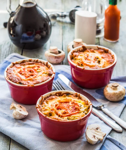 Julienne de champignons à la tomate et au fromage en pots rouges — Photo