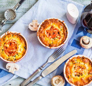 mantar julienne domates ve peynirle kırmızı tencere