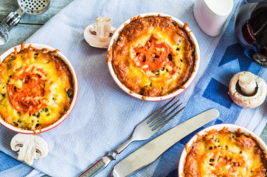 Fırında mantar julienne domates ve peynirle kırmızı tencere