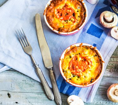 Fırında mantar julienne domates ve peynirle kırmızı tencere