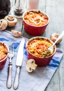 Fırında mantar julienne patates ve domates peynir, yemek