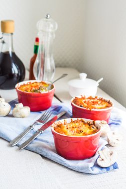 Fırında mantar julienne patates ve domates peynir, yemek