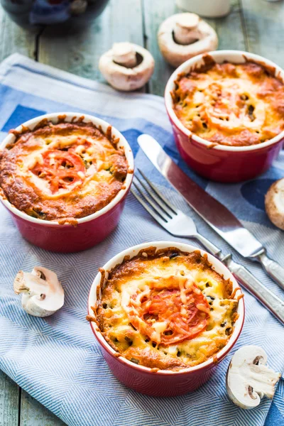 Julienne de champignons à la tomate et au fromage en pots rouges — Photo