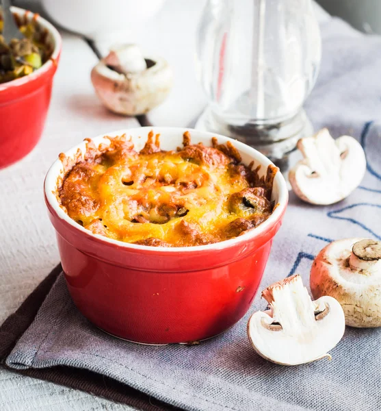 Gebakken paddenstoel julienne aardappelen met kaas, vegetarische lunch — Stockfoto