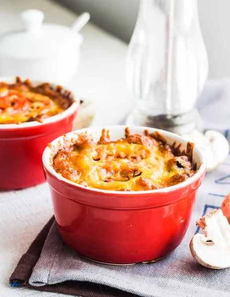 Gebakken paddenstoel julienne met kaas, vegetarische lunch — Stockfoto