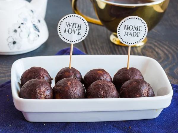 Caramelos de lentejas con trufa de chocolate, postre saludable — Foto de Stock