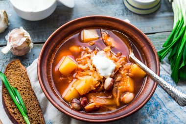 fasulye, ekşi krema, yabani sarımsak, çavdar ekmeği, Rusti'yi ile kırmızı borsch