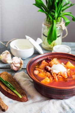 fasulye, ekşi krema, yabani sarımsak, çavdar ekmeği, Rusti'yi ile kırmızı borsch