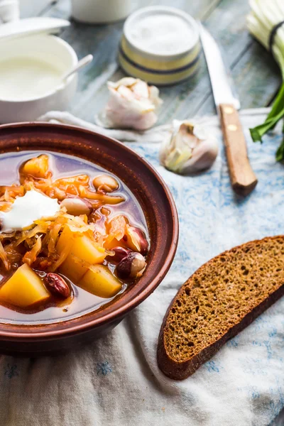 Sopa vermelha com feijão, beterraba, repolho e batatas, nata azeda — Fotografia de Stock