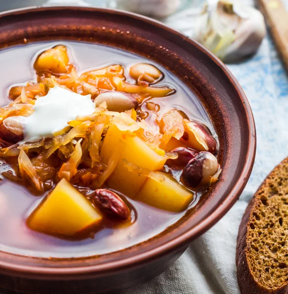 Röd Borsjtj med gräddfil, ramslök, svart bröd, rustik — Stockfoto