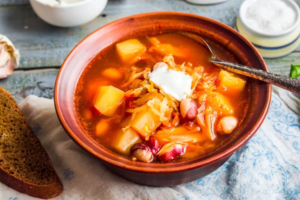 Borsch rosso con fagioli, panna acida, aglio selvatico, pane di segale, rusti — Foto Stock