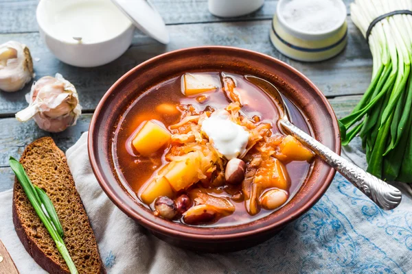 Borsch rosso con fagioli, panna acida, aglio selvatico, pane di segale, rusti — Foto Stock