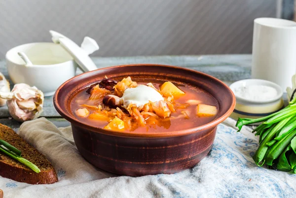 Borscht vermelho com creme de leite, alho selvagem, pão preto, jantar — Fotografia de Stock