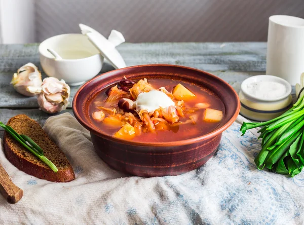 Red borsch with beans, sour cream, wild garlic, rye bread, rusti — Stock Photo, Image