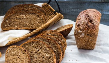 taze çavdar ekmeği beyaz keten masa örtüsü, dilimleri, rustik