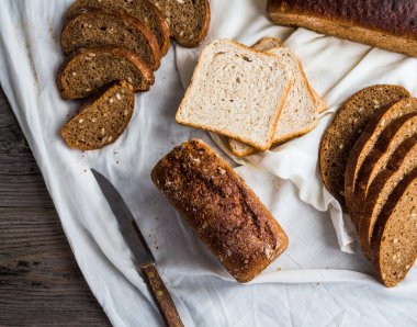 Çeşitli ekmek, keten masa örtüleri, ahşap üzerinde çavdar ekmek dilimleri